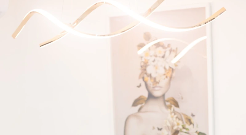 Detalhe da iluminação e decoração presentes na foto real do atendimento